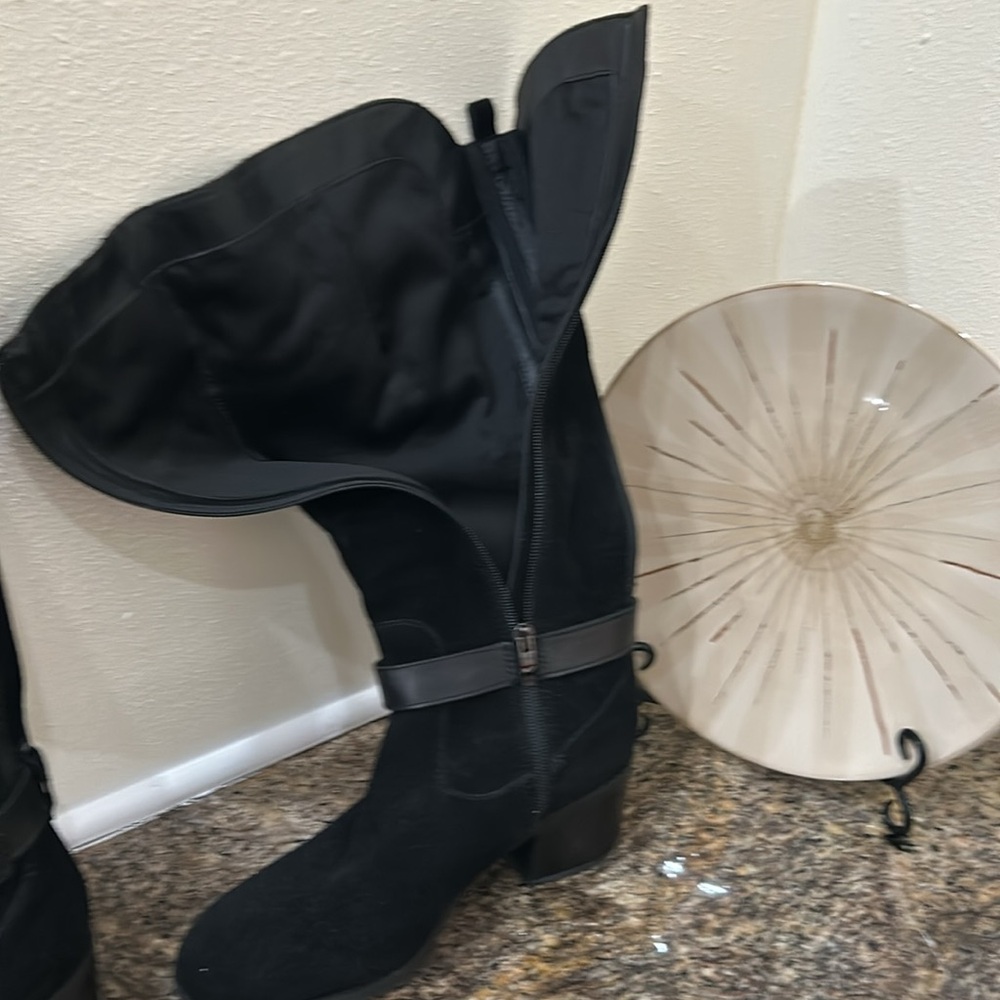 Boots - Picture 4 of 8